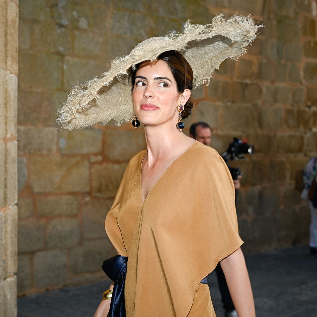 Sofía Palazuelo, la invitada más elegante en la boda de su hermano: vestido túnica, tocado XXL y joyas retro