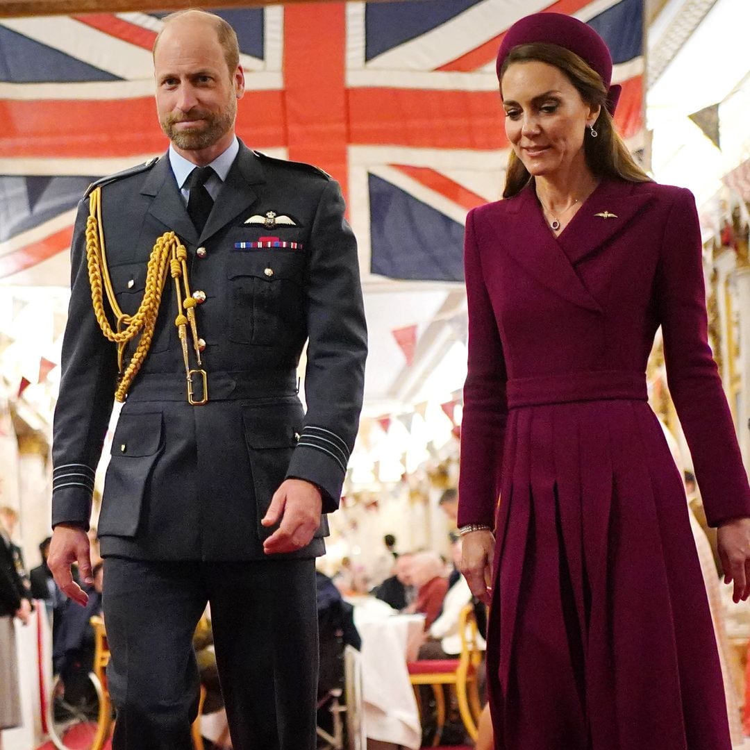 Kate deslumbra con joyas de diamantes y rubíes en su regreso al Palacio de Buckingham