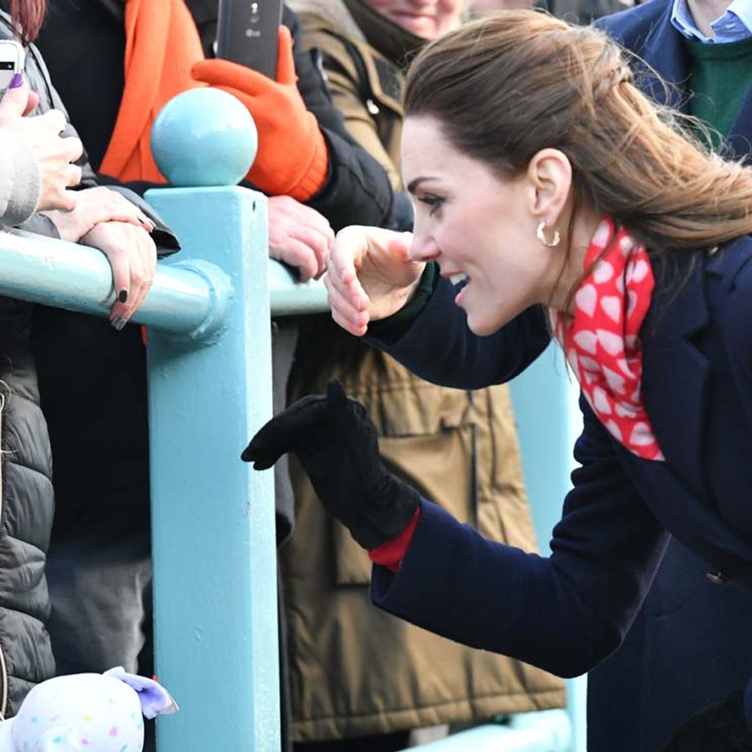 ¿Por qué Kate Middleton suele llevar su bolso en el brazo izquierdo?