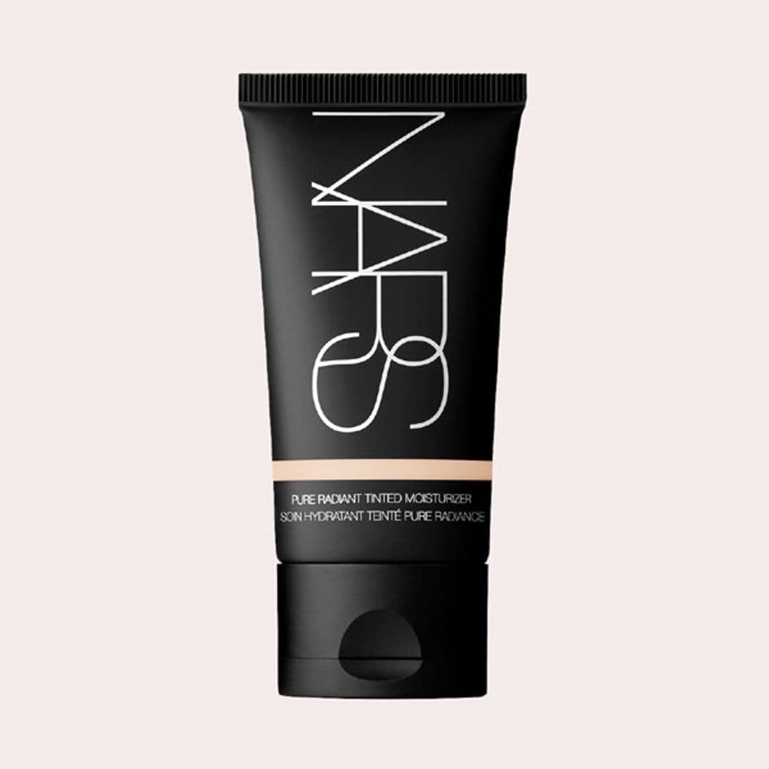 LA MEJOR CREMA SOLAR CON COLOR REGULABLE: NARS Cosmetics Pure Radiant Tinted Moisturizer SPF 30/PA+++ Terre Neuve