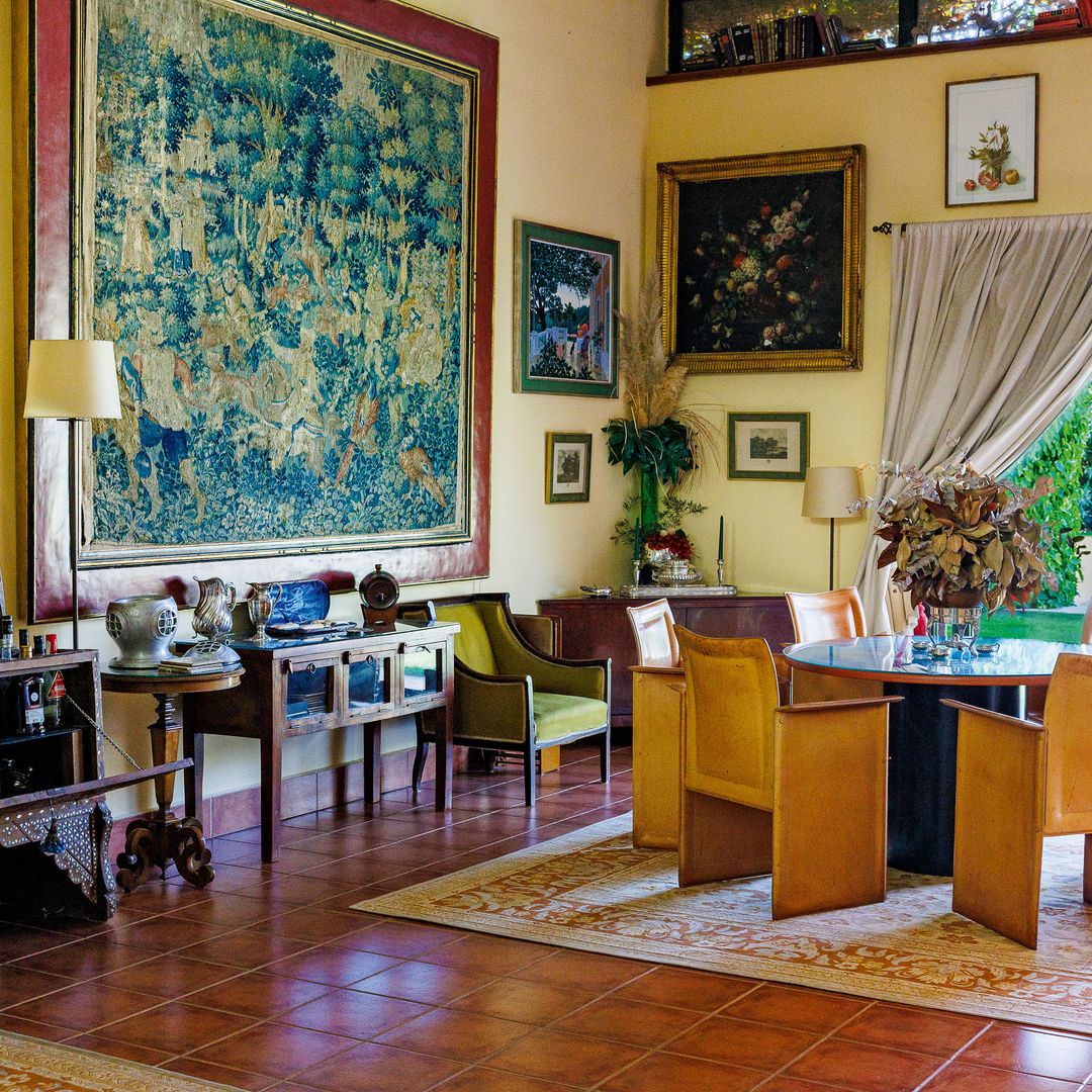 Otro rincón del salón, decorado con un tapiz del siglo XVII