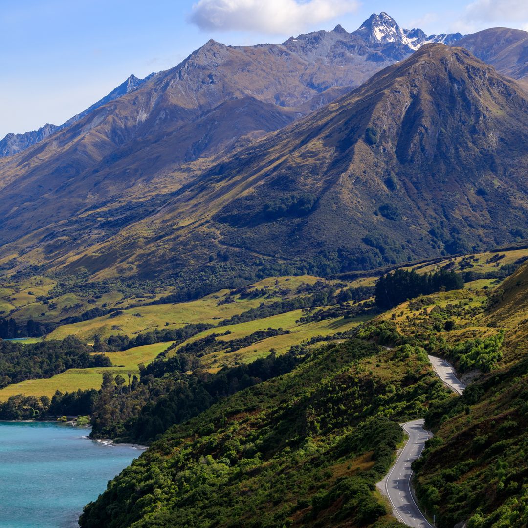 La carretera entre Glenorchy y Queenstown, junto al lago Wakatipu, vista desde Bennetts Bluff Lookout, con las montañas al fondo, Nueva Zelanda