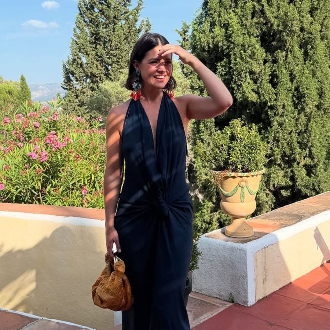 Isabelle Junot, la mejor vestida en una boda andaluza con dos looks de escote halter y drapeados