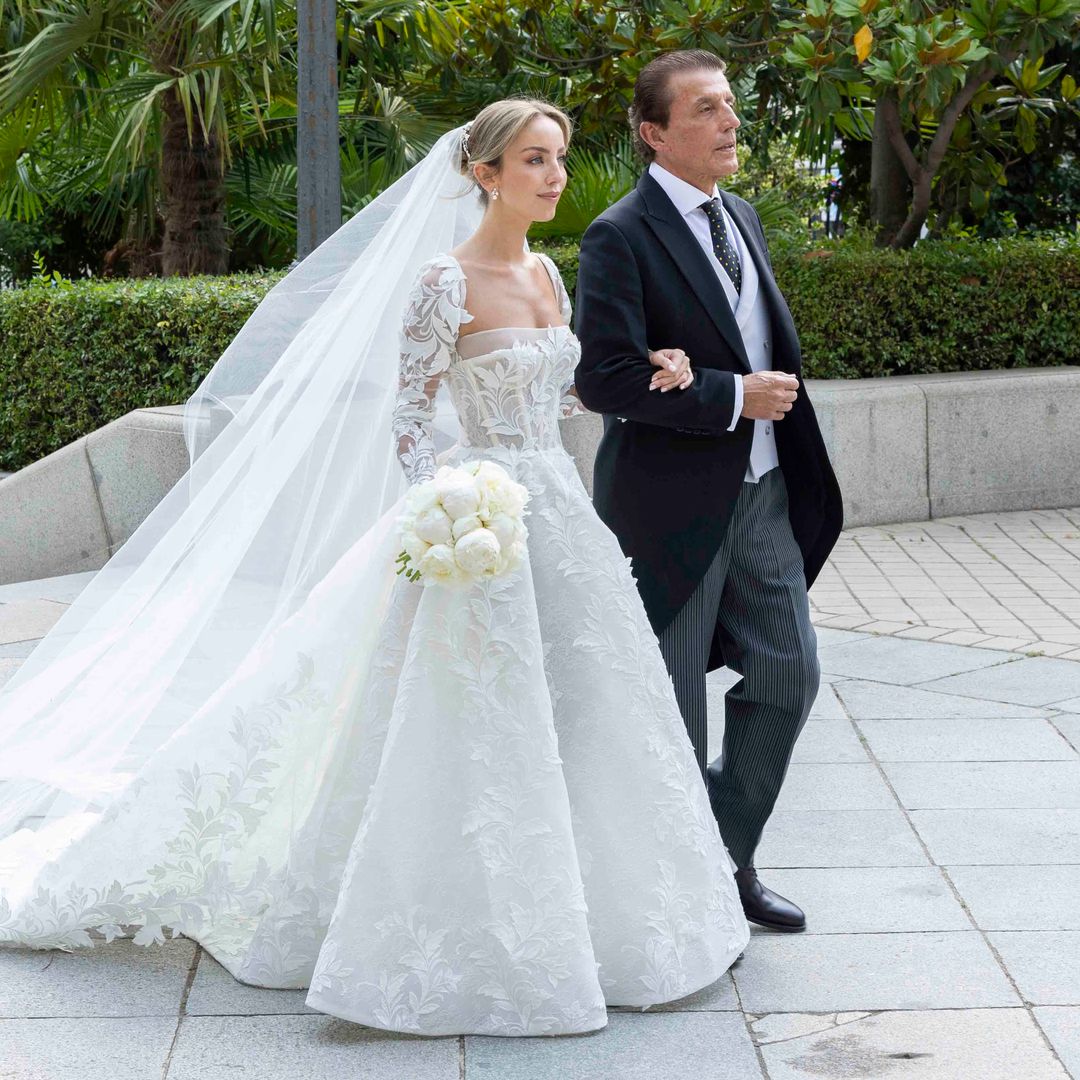 Lucrecia, llegando a la iglesia con su padre, Alberto R. Tarabotto (1)