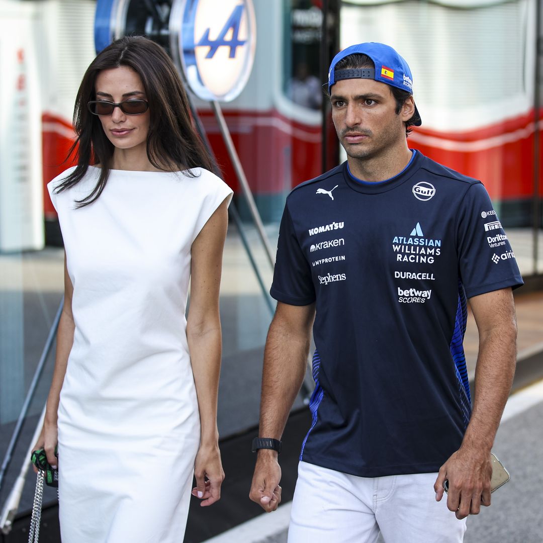 Rebecca Donaldson causa sensación en la Fórmula 1 de Italia con su despliegue de lujosos looks desde el 'paddock'