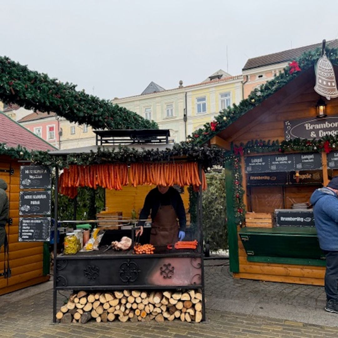 Puesto de salchichas y jamón asados 