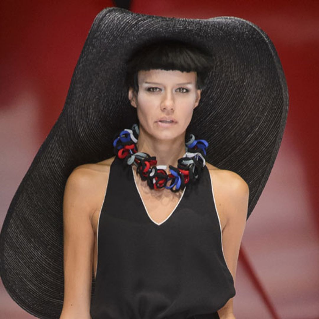 Giorgio Armani reinventa el traje de chaqueta y el vestido para la primavera del 2018