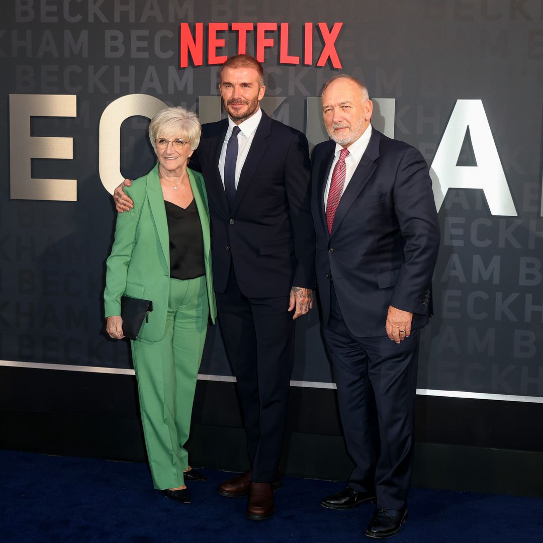 David Beckham con sus padres Ted y Sandra en el estreno de Beckham en 2023 en Londres