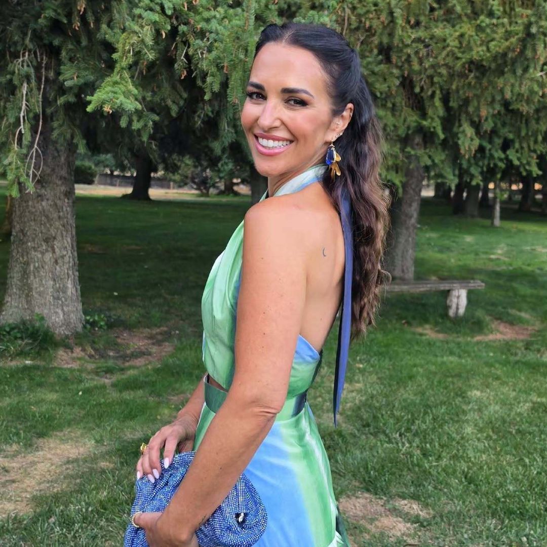 Paula Echevarría encuentra el look de invitada perfecto en su propio armario: recupera un conjunto de falda y top lleno de color que llevaba 3 años sin estrenar