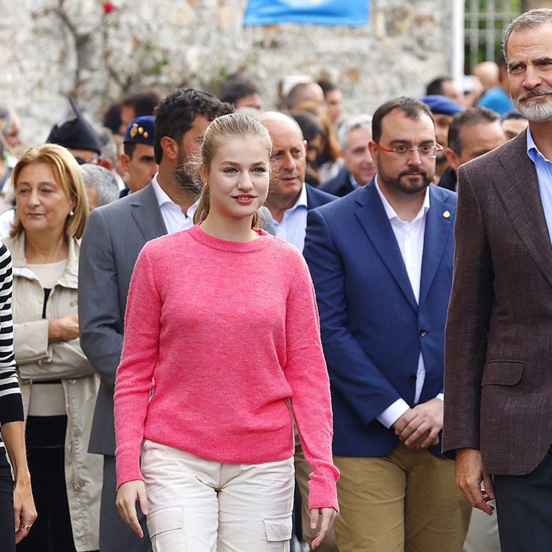 La marcha anticipada de Leonor y la ausencia de la infanta Sofía marcan la visita al Pueblo Ejemplar más atípica
