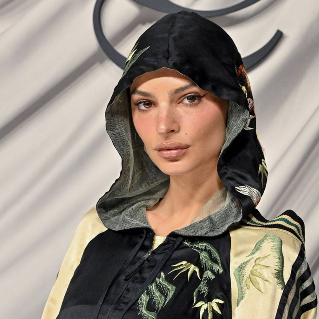 Emily Ratajwkoski se suma al fenómeno del 'vestido-chándal' con este look 'vintage'