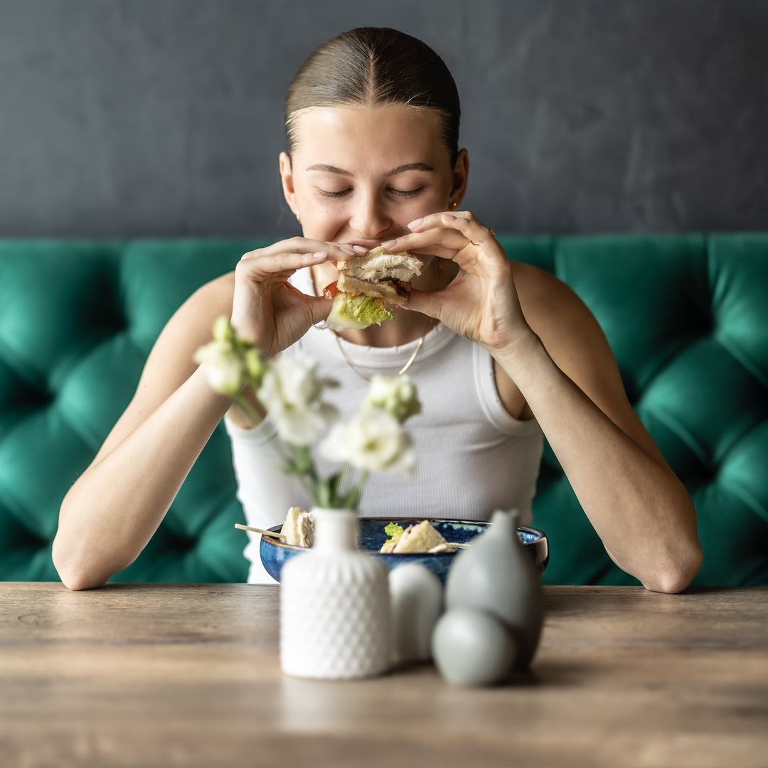 Qué dice la psicología de las personas que siempre quitan las migas de la mesa