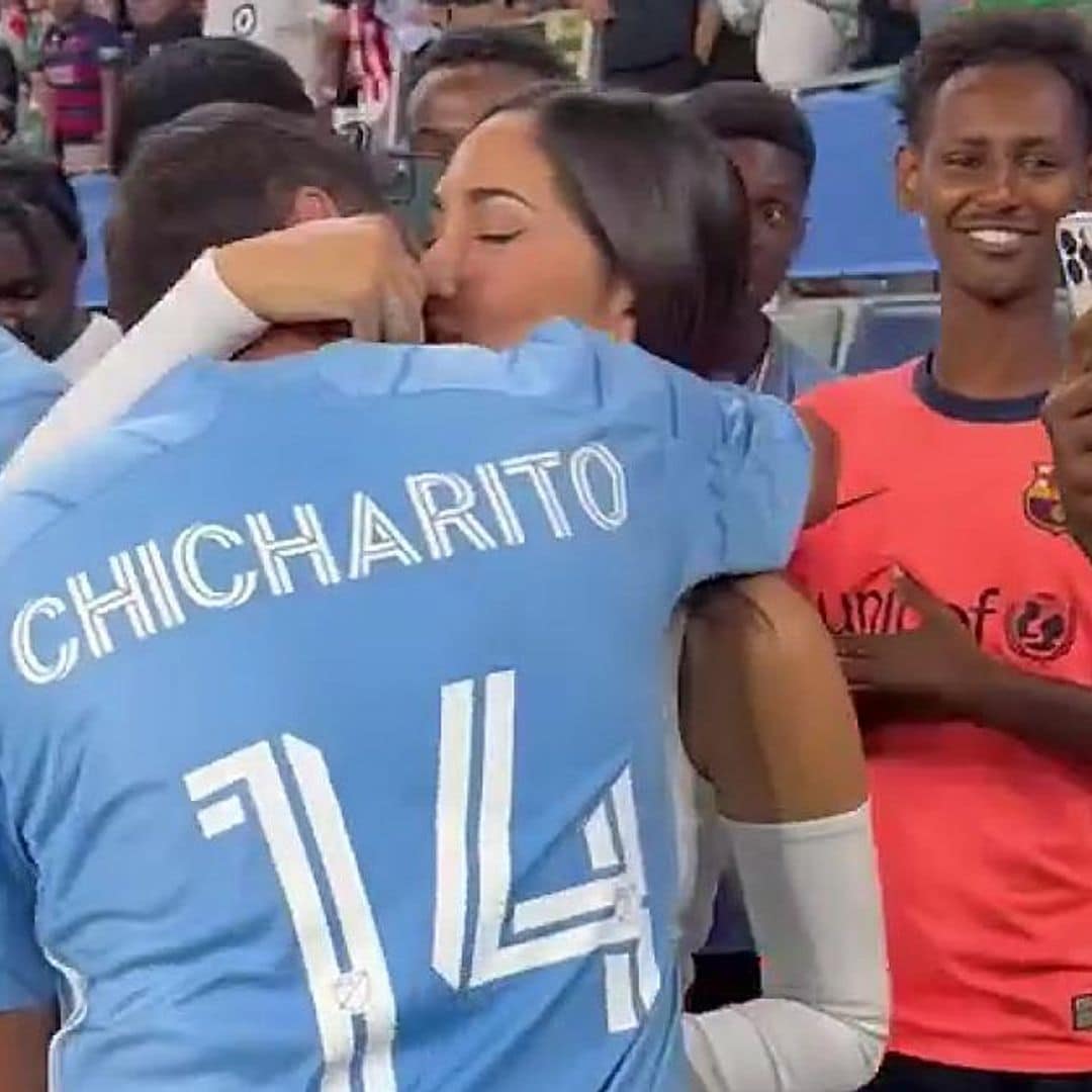Javier ‘Chicharito’ Hernández y su novia protagonizan apasionado beso en la cancha