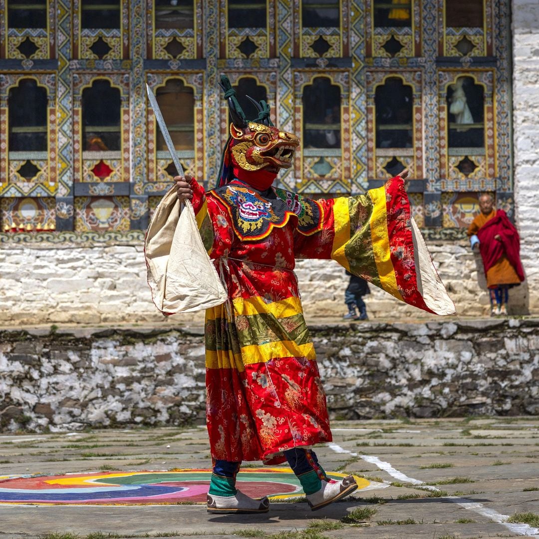 Bailarín enmascarado en el festival anual Ura Yakchoe, Bumthang, Ura, Bután