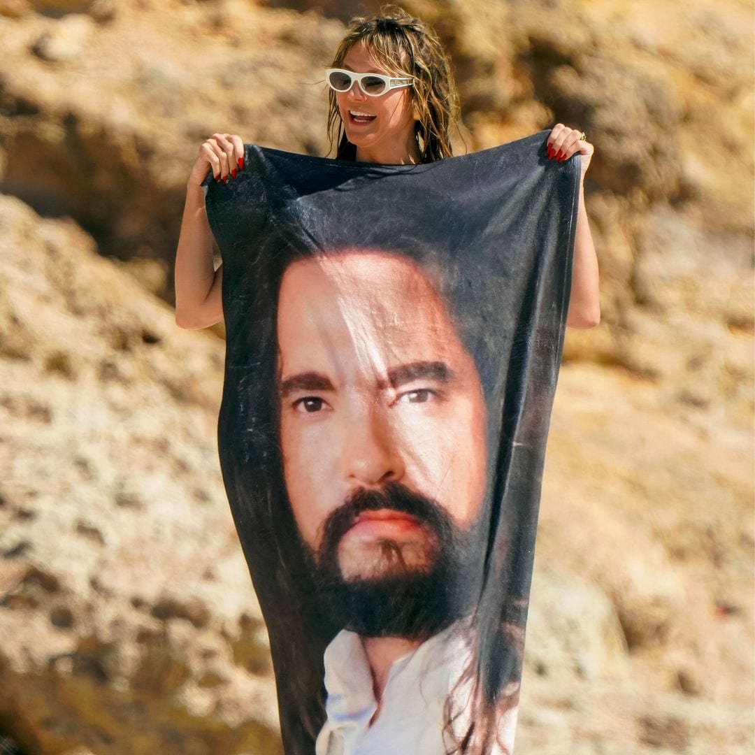 Heidi Klum y el divertidísimo gesto de amor hacia su marido, Tom Kaulitz, en la playa ("spoiler": no te pierdas lo que lleva en su toalla)