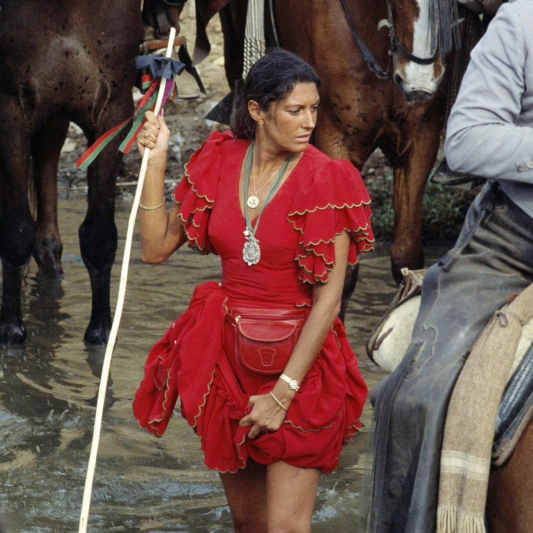 Del vestido naranja que Victoria Federica heredó de la infanta Elena a las míticas batas rocieras de Carmina Ordóñez: los looks más icónicos de El Rocío
