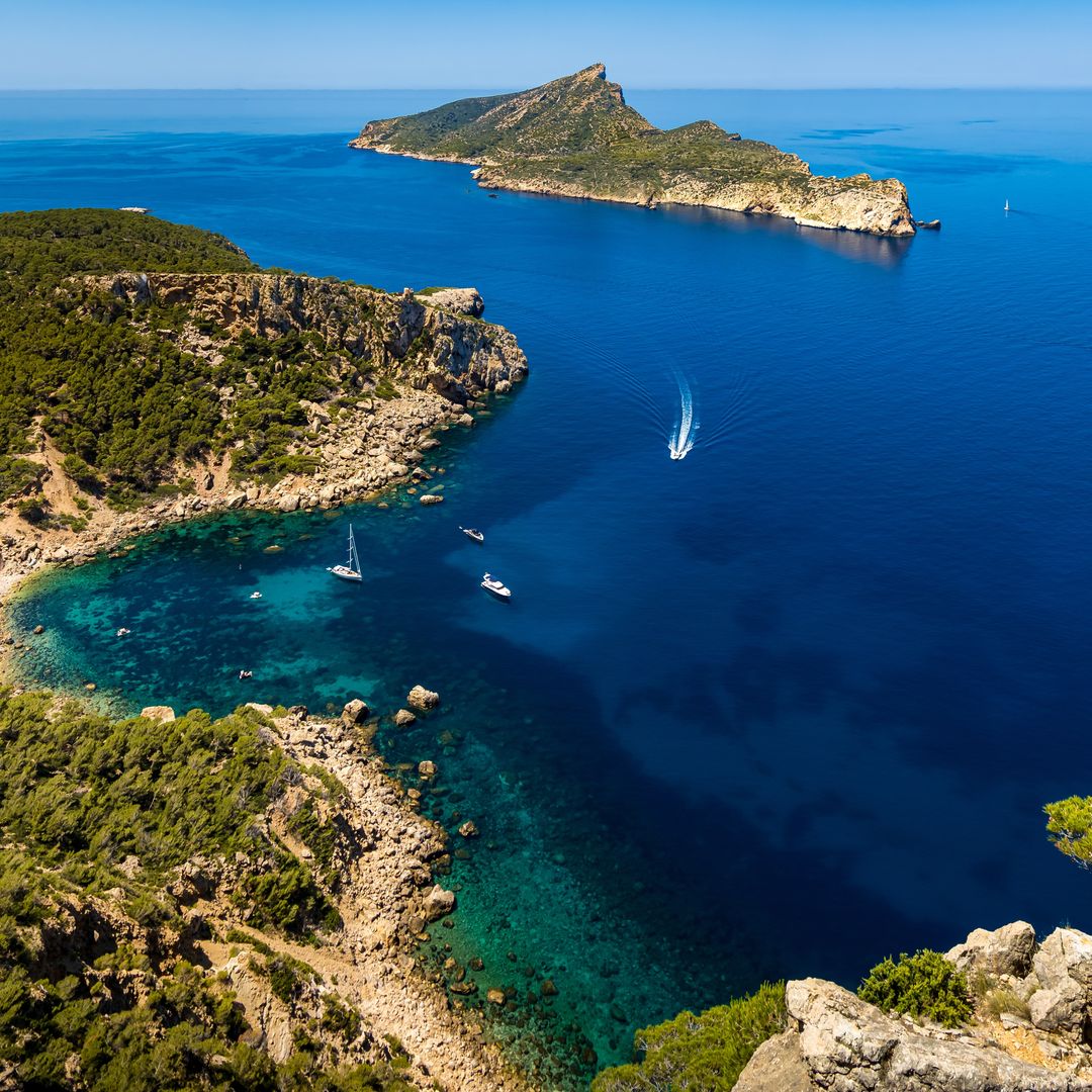 Cala En Basset e isla de Sa Dragonera al fondo, Mallorca