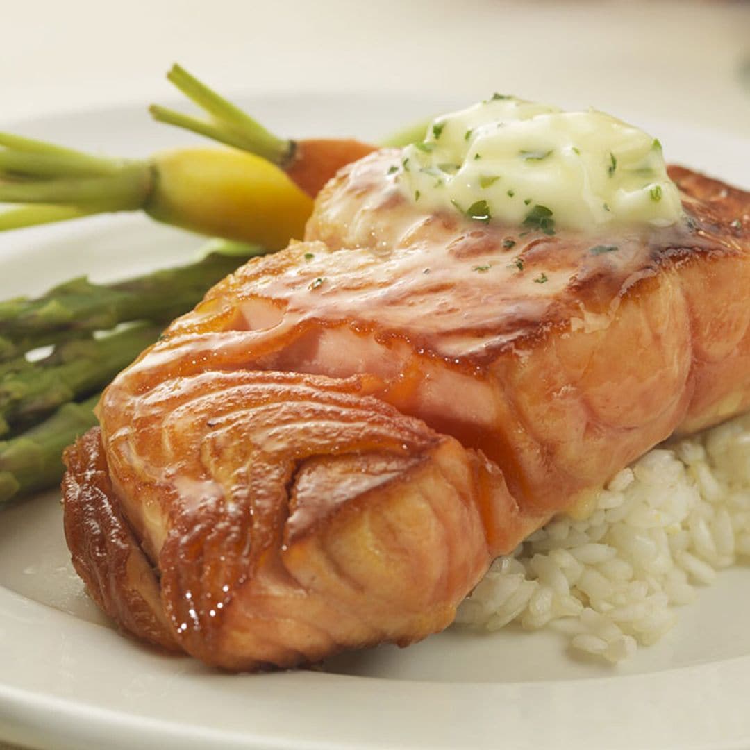 Salmón glaseado con arroz, verduras y mantequilla de hierbas