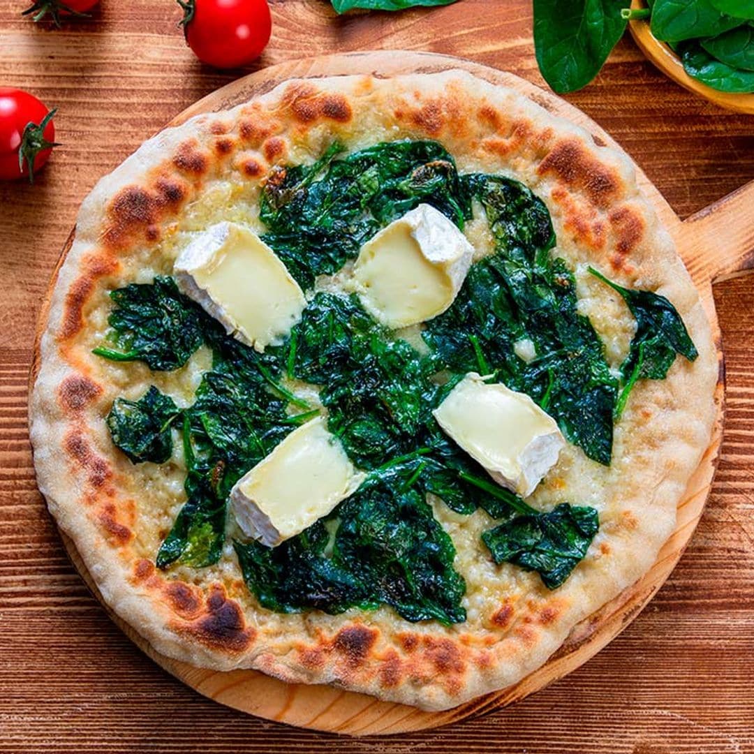 Pizza con espinacas y queso brie