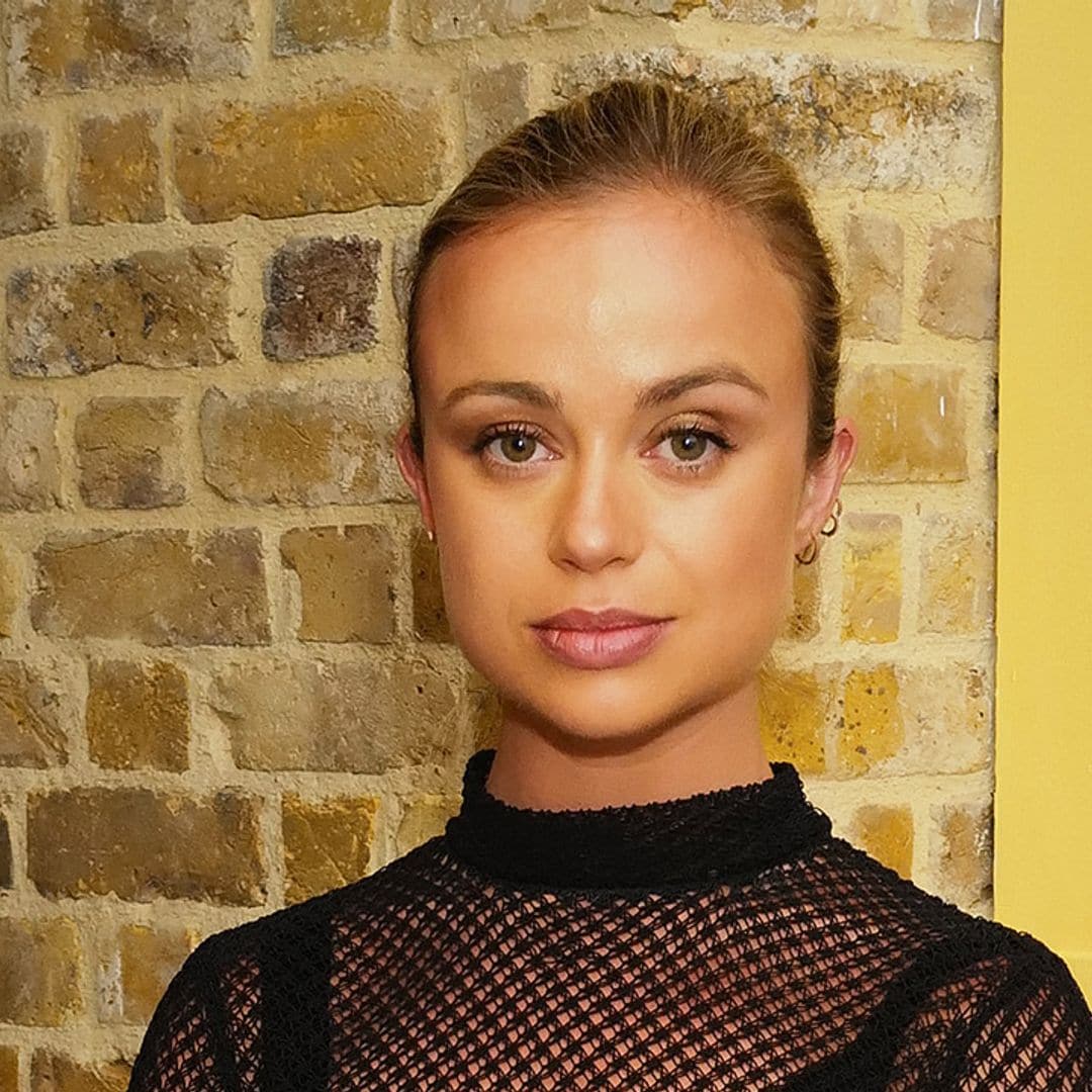 Amelia Windsor estrena un vestido de red roto y mocasines con calcetines para una cena en Londres
