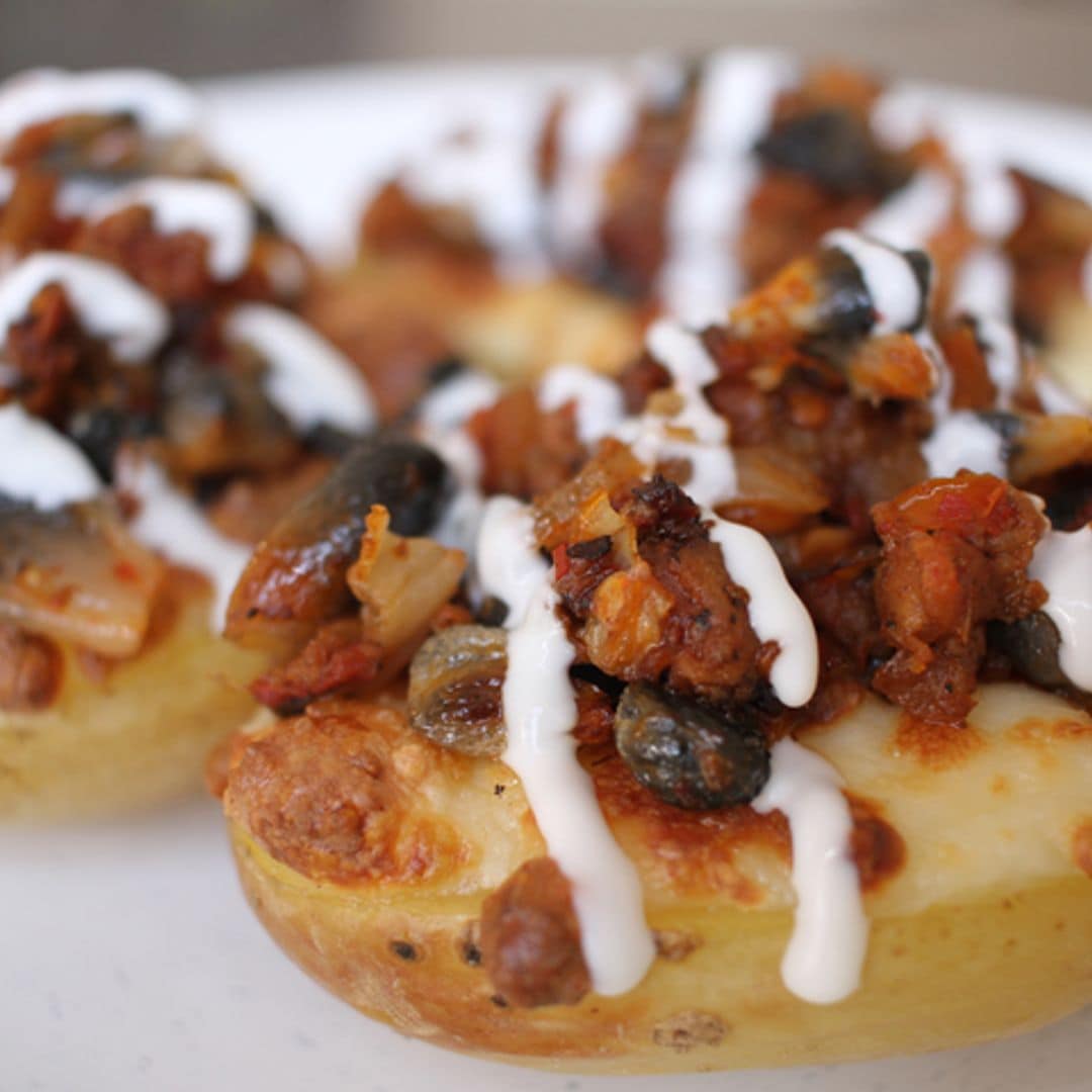 Patatas asadas rellenas de carne picada y huitlacoche