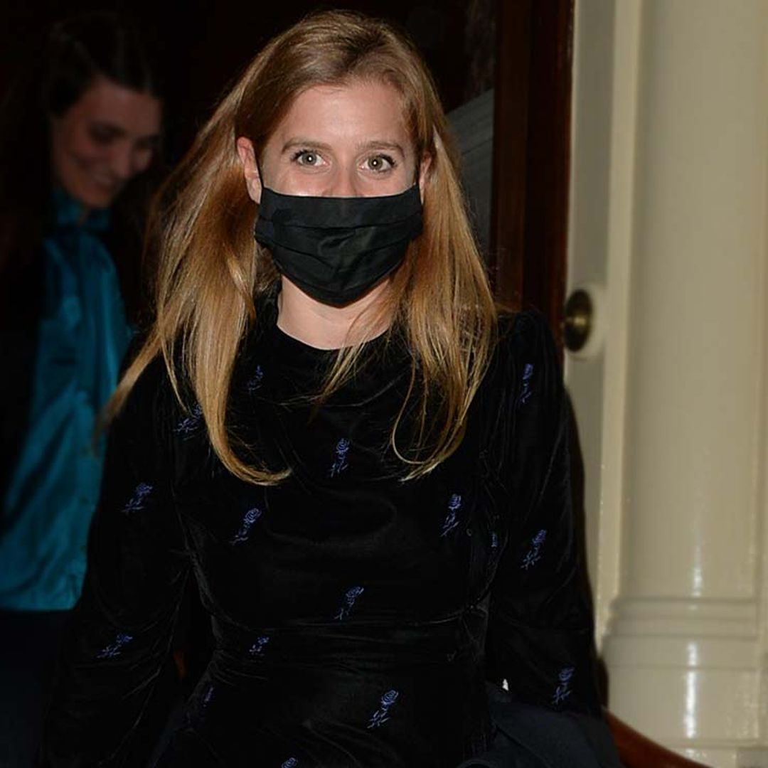 Beatriz de York conquista la noche londinense con un minivestido de terciopelo y botines cómodos