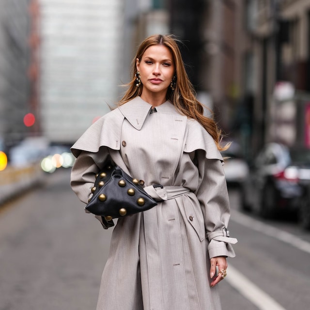 Look de street style con gabardina capa - New York Fashion Week