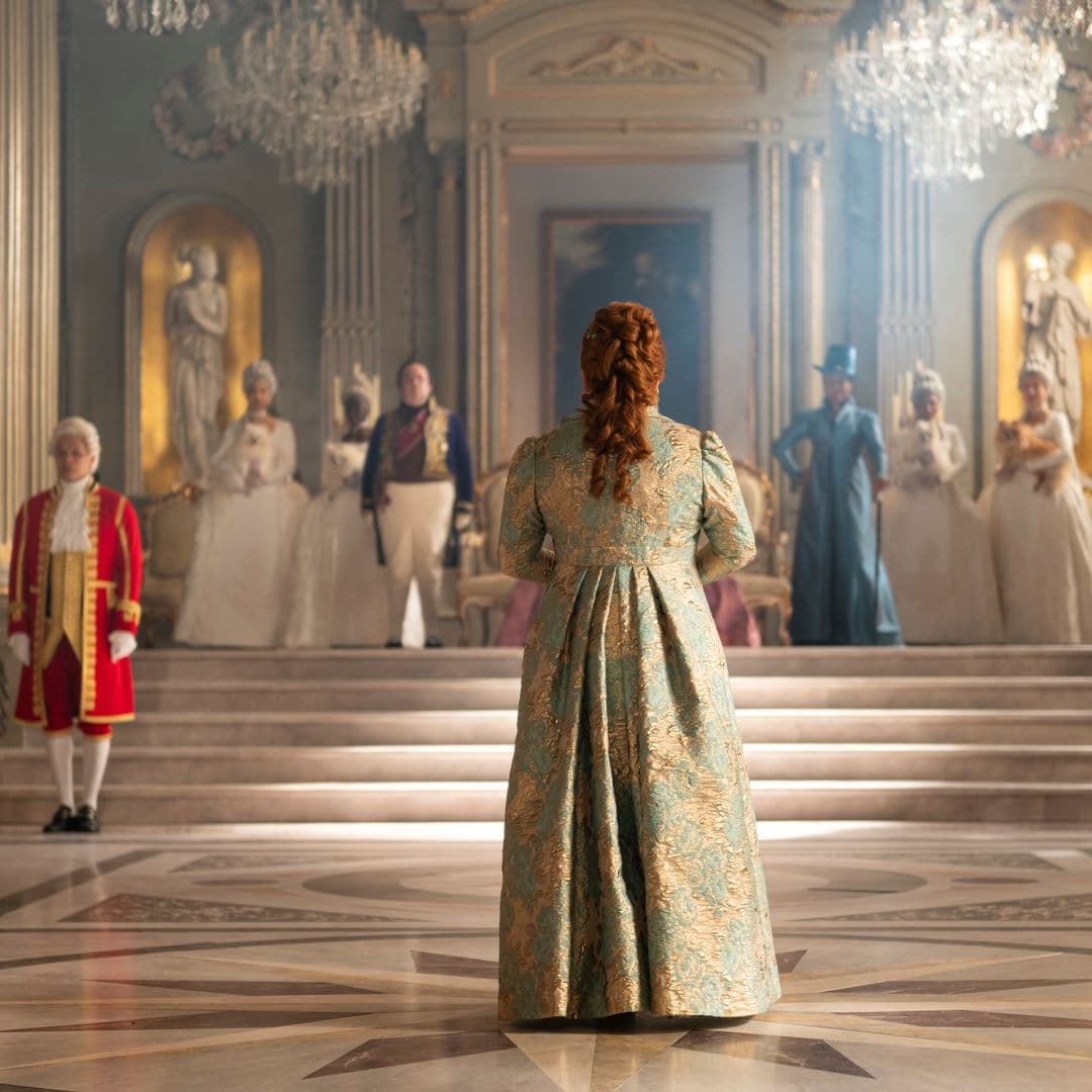 Hugh Sachs como Brimsley, Nicola Coughlan como Penelope Bridgerton, Adjoa Andoh como Lady Danbury en el episodio 401 de Bridgerton.