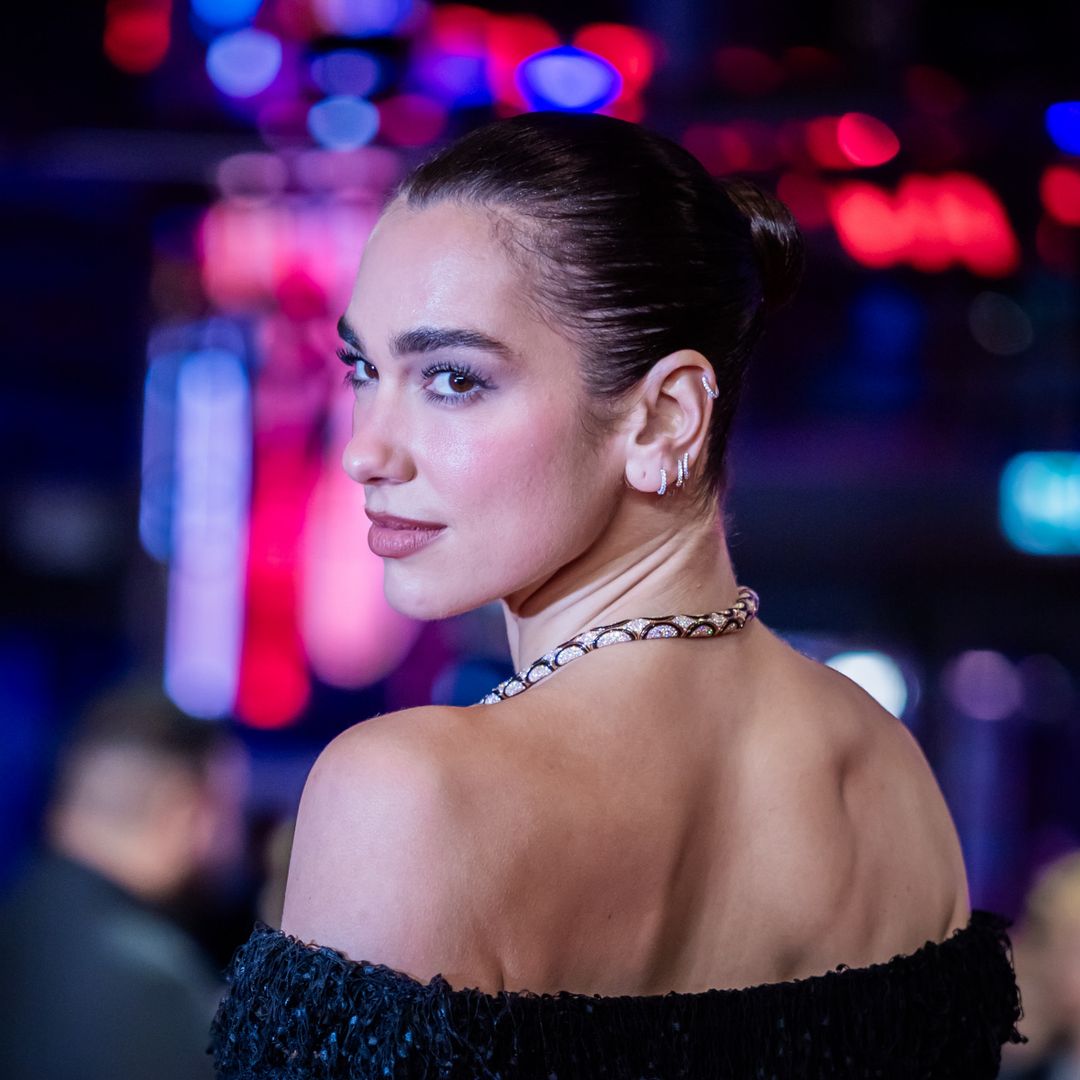 Dua Lipa en la alfombra roja de un apremiere