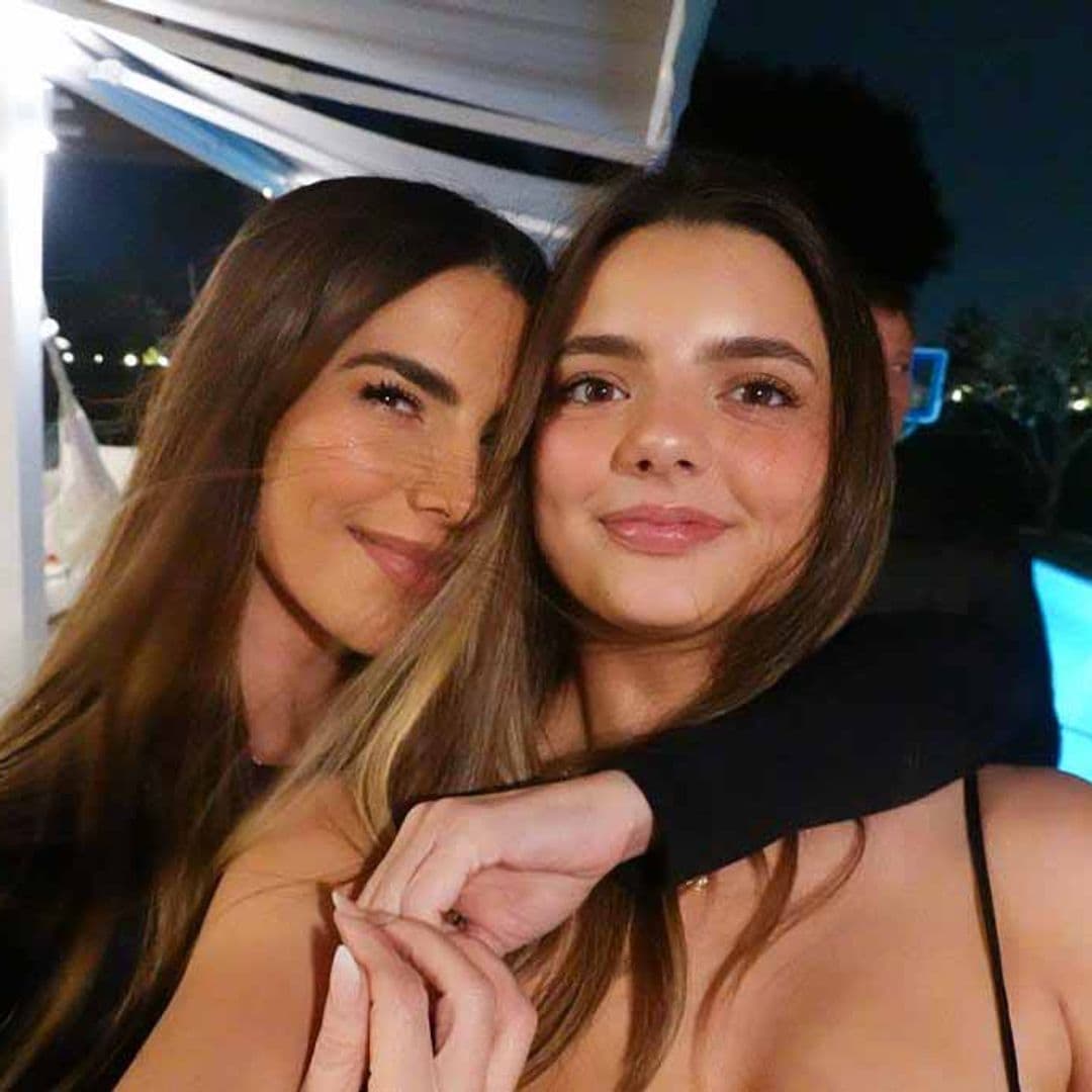 Con Gaby Espino como pasajera, Oriana Lander disfruta el auto que le regalaron
