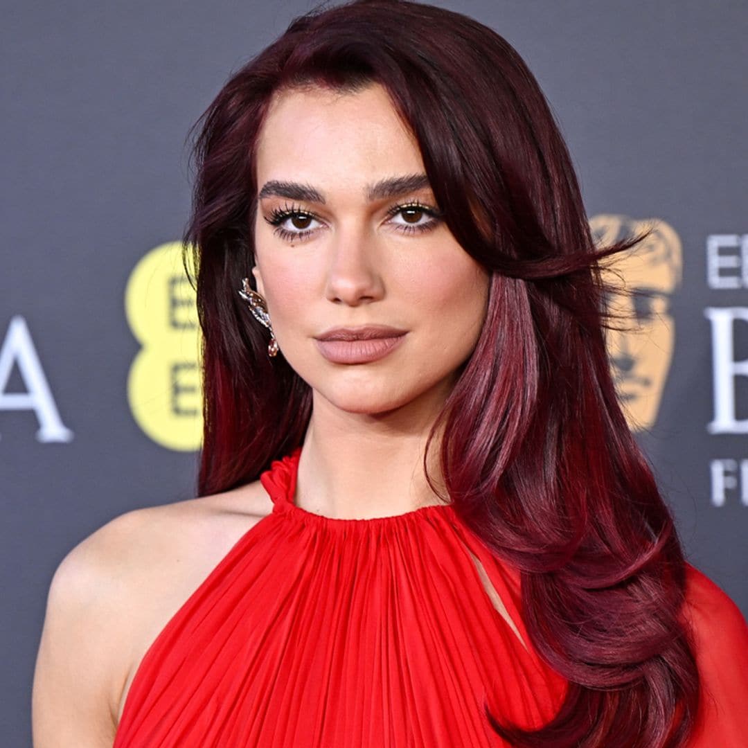 Dua Lipa triunfa en los Premios BAFTA con la tendencia clave de la primavera: todo al rojo