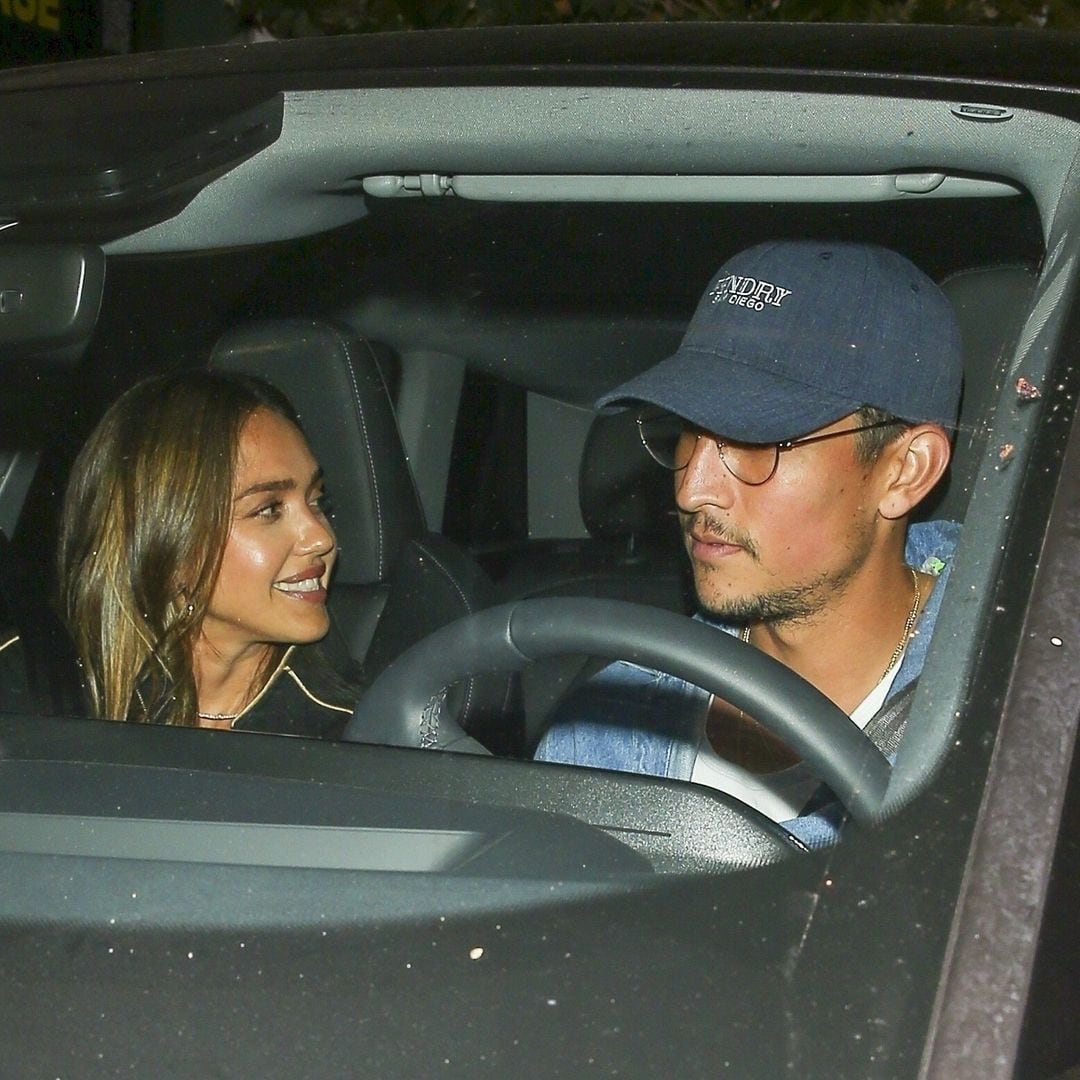 Jessica Alba y el romántico beso con Danny Ramírez que confirma su nuevo romance
