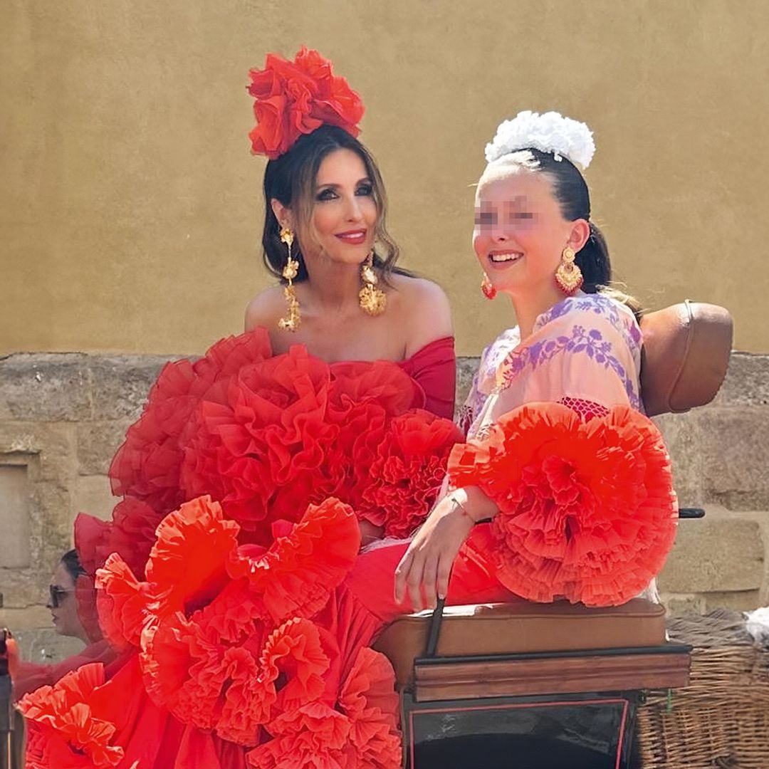 Paloma Cuevas y su hija Bianca, montadas en carruaje