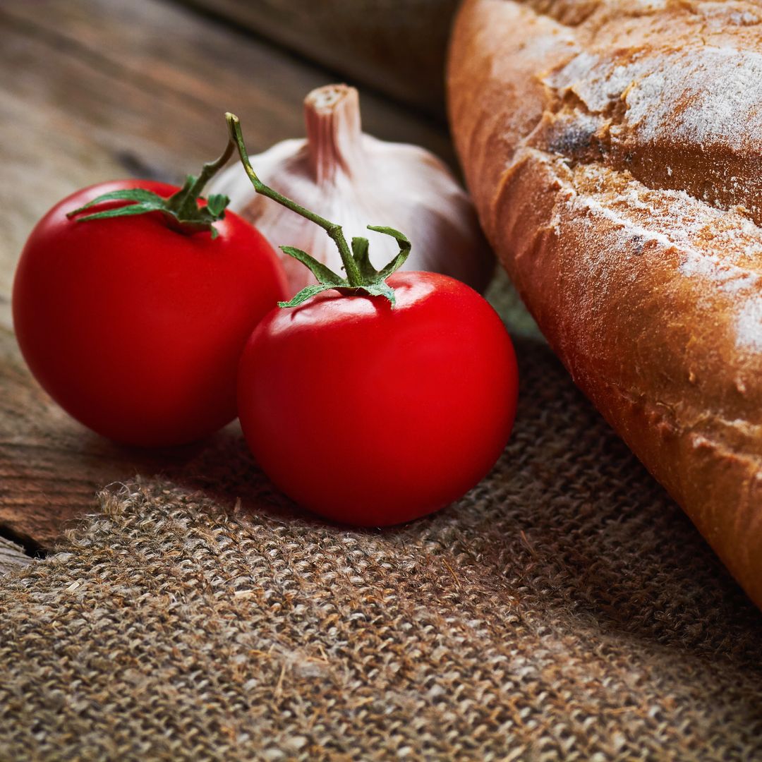 Lleva tomate, ajo, aceite, pan y no es salmorejo ni gazpacho… ¡pero está igual de bueno!