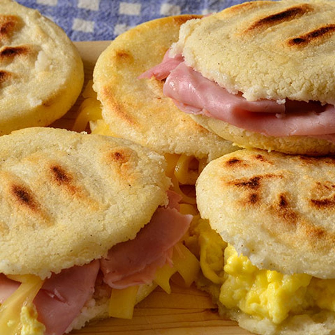 Arepas rellenas de revuelto de huevos, jamón y queso