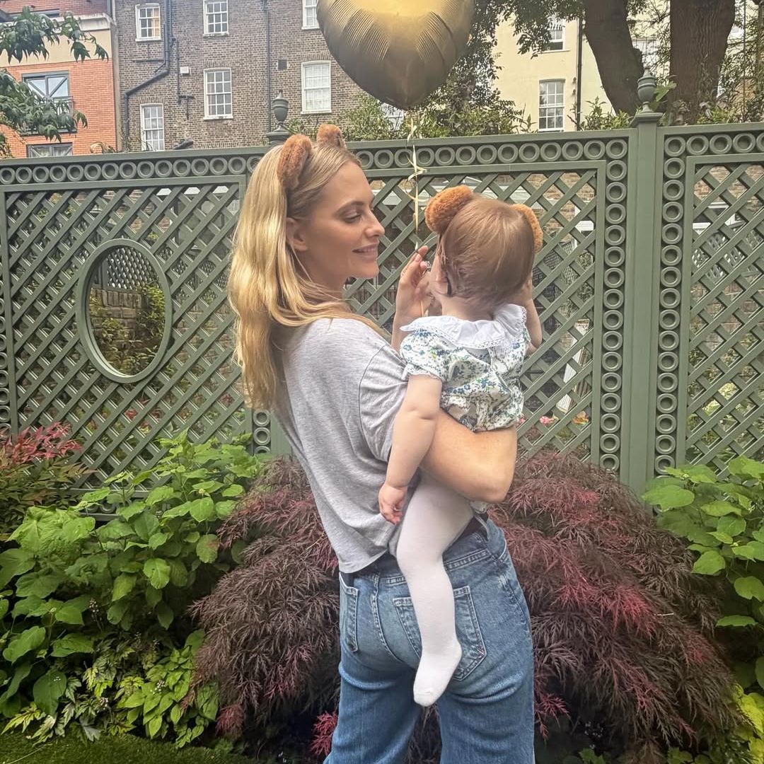 Poppy Delevingne y Archie Keswick celebran el primer año de su hija Kaia Moon: tarta de ensueño y piscina de bolas