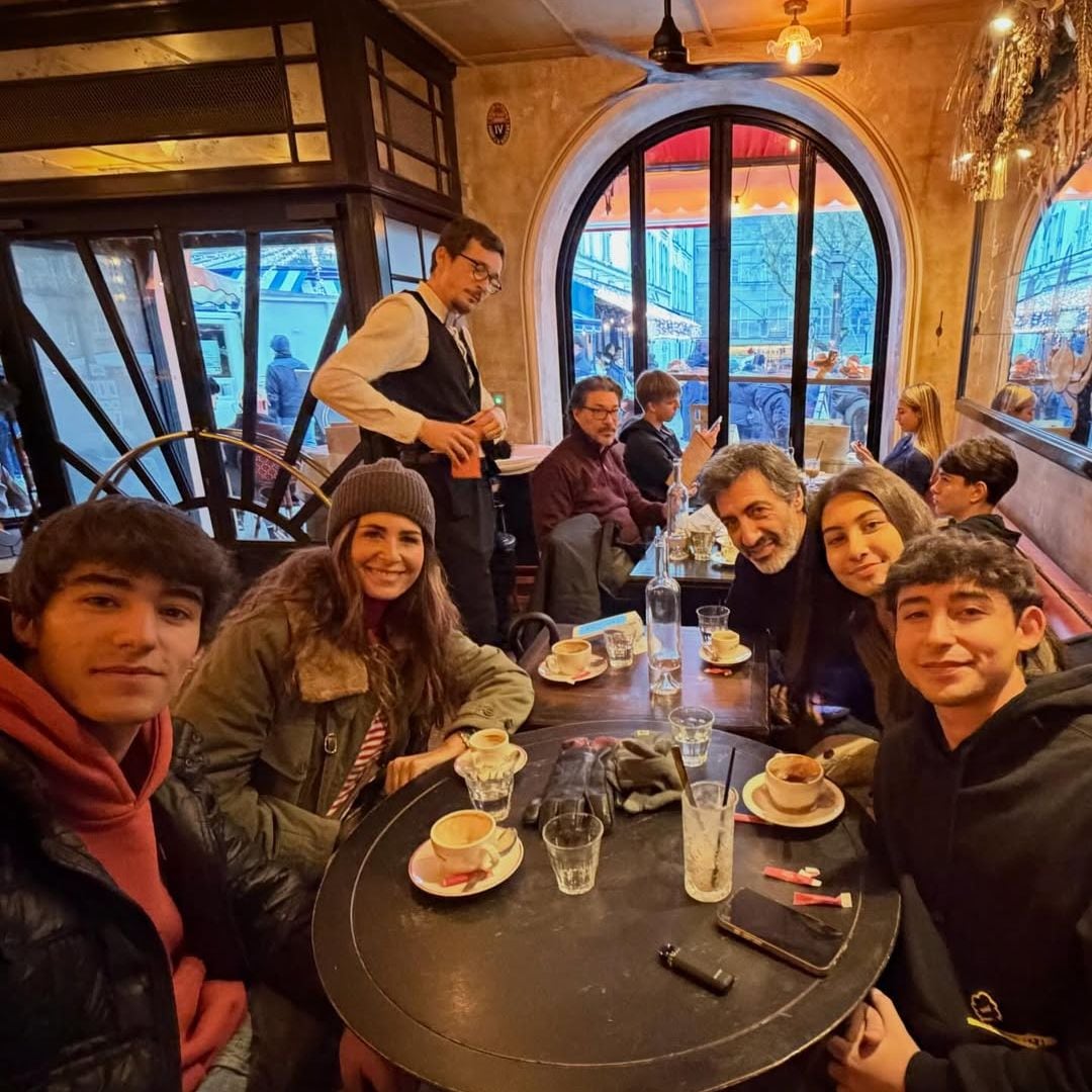 Nuria Roca, Juan del Val y sus hijos en París, Francia