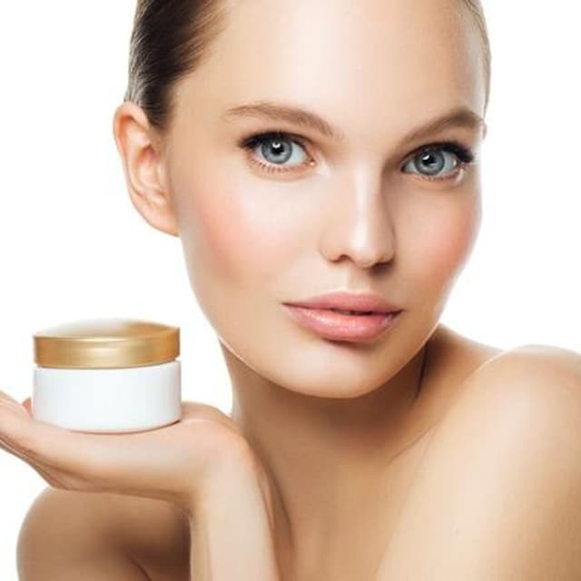 mujer con envase de crema