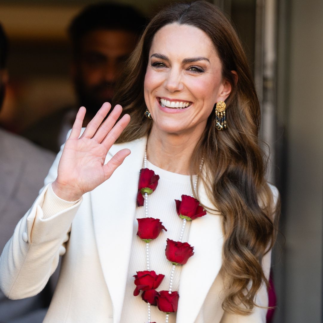 Vuelve la Kate Middleton más radiante: su collar de rosas naturales y perlas del que no podrás apartar la mirada