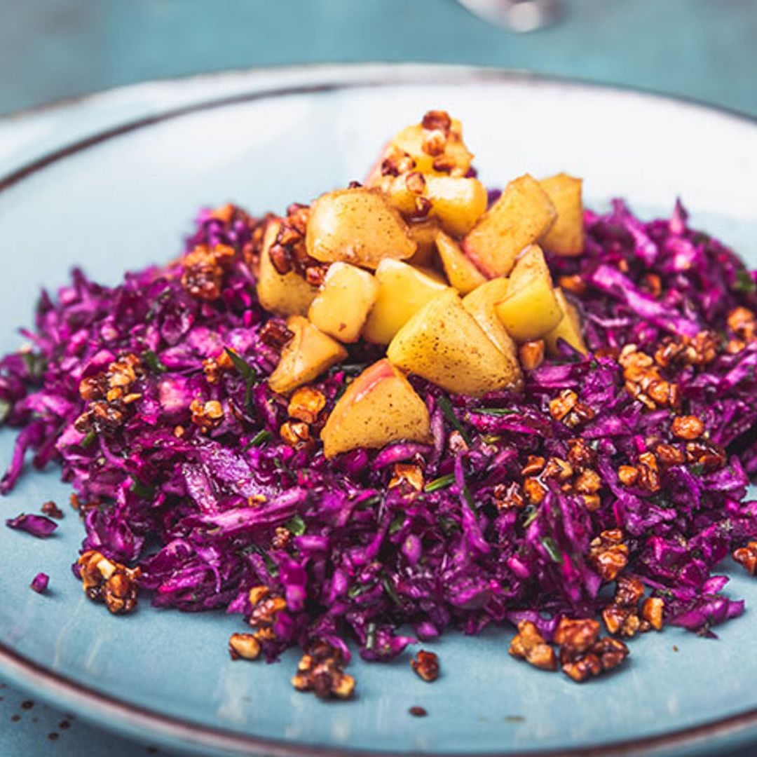Ensalada de lombarda, espinacas, manzana y nueces