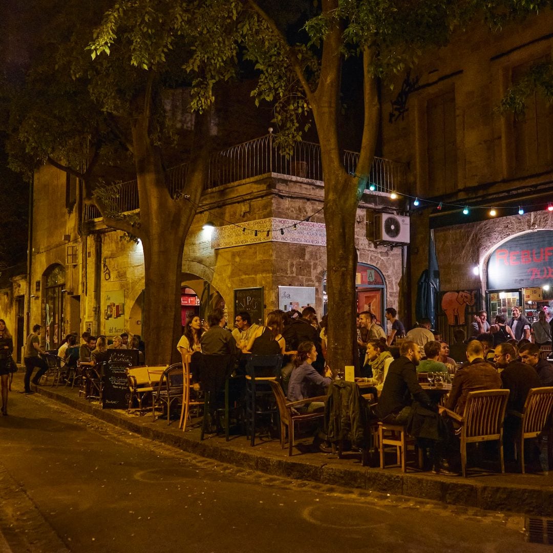 Ambiente nocturno de Montpellier, Francia
