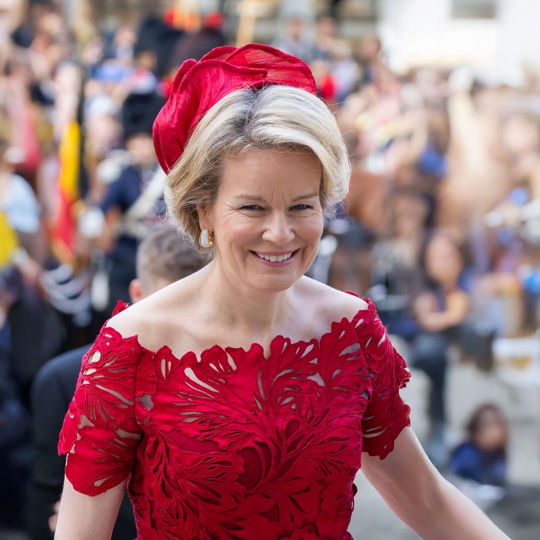La historia del tocado que la reina Matilde de Bélgica ha llevado con el peinado de invitada perfecto