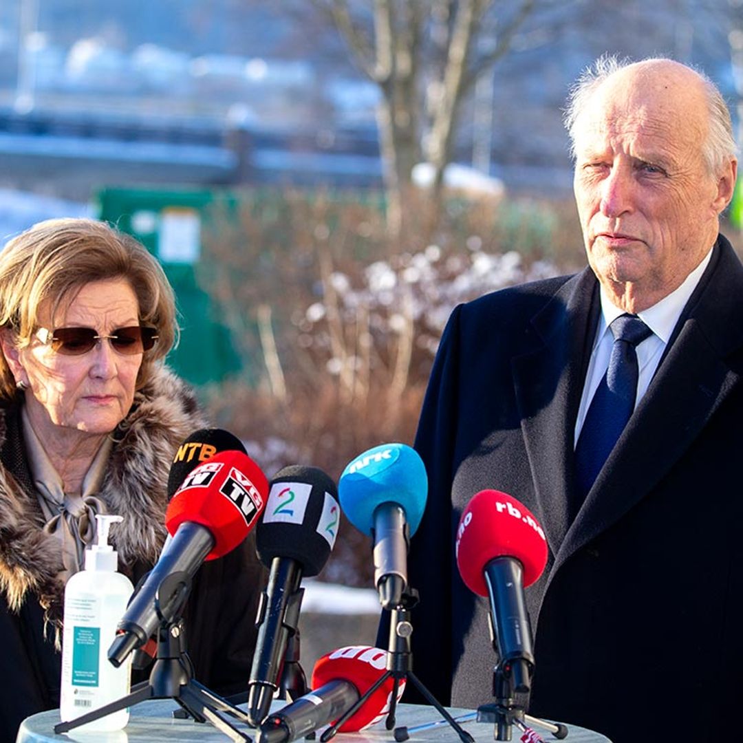 Harald, Sonia y Haakon de Noruega, volcados con las víctimas de un corrimiento de tierra