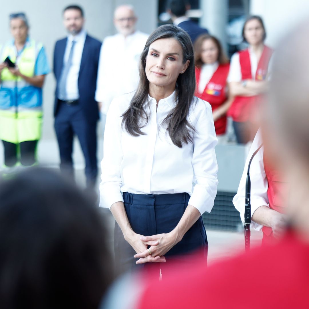 La reina Letizia despide en el aeropuerto al equipo que ayudará a Venezuela tras los terremotos: "Tendéis la mano a quienes lo están pasando mal"
