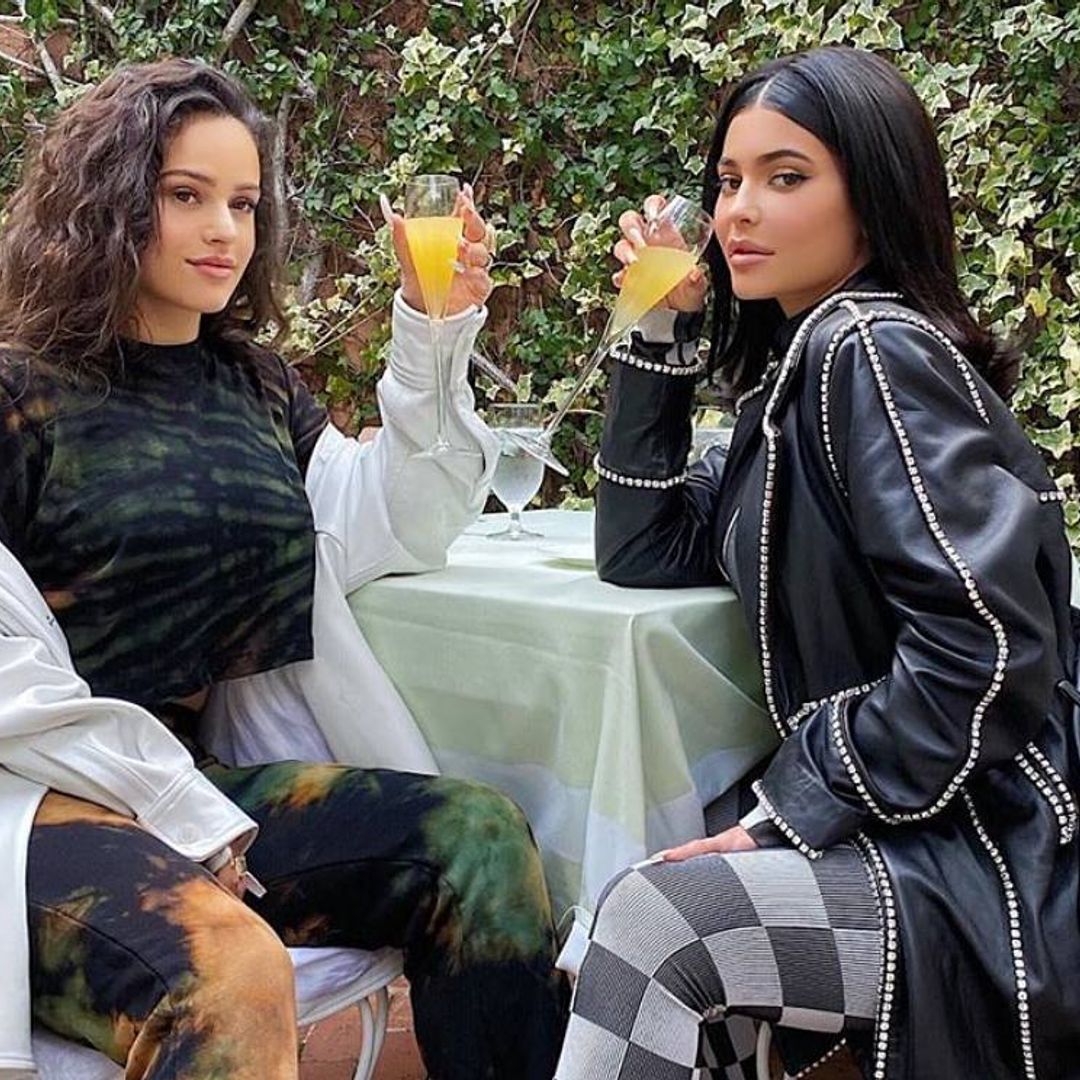 De amigas a ¿'gemelas'?, la prenda que ha convertido en clones a Rosalía y Kylie Jenner