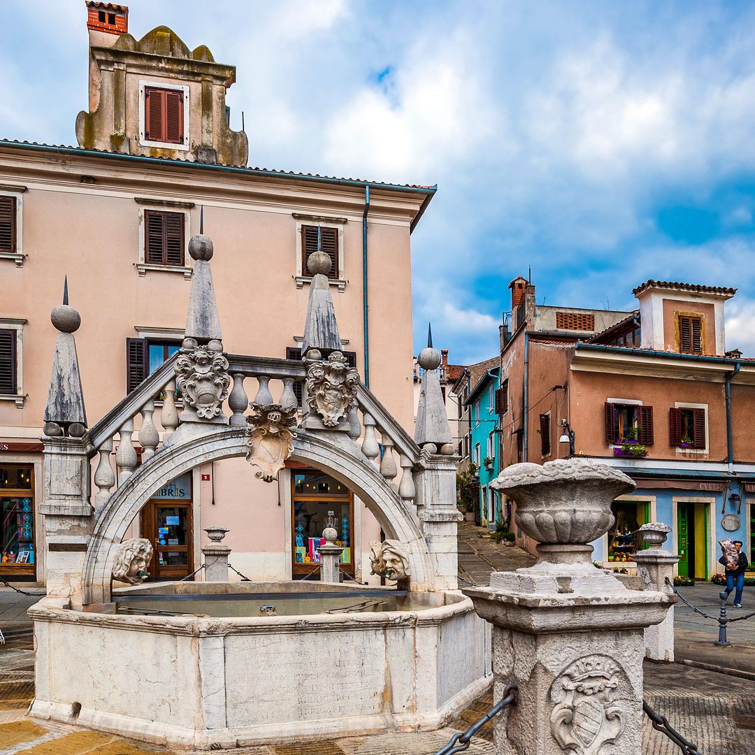 Fuente de 1666 en la plaza Preseren, Koper, Eslovenia 