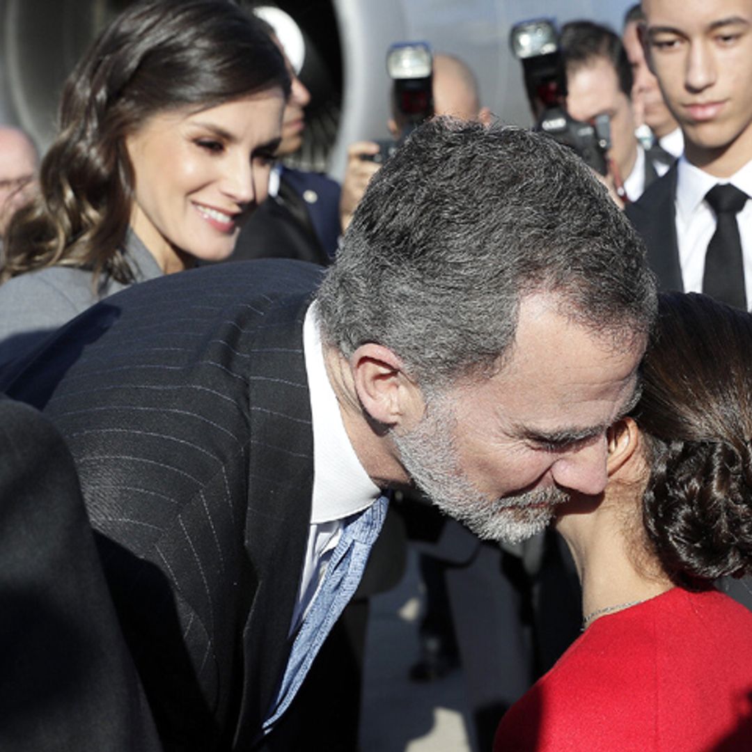 Los Reyes reciben una calurosa bienvenida de Mohamed VI y toda su familia a su llegada a Rabat