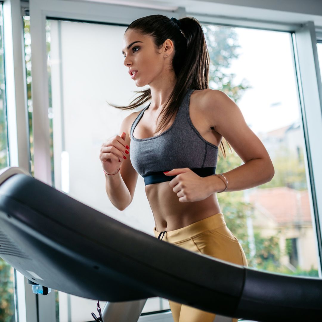 Qué es la caminata con inclinación, el ejercicio de moda que quema grasa y puede hacer todo el mundo
