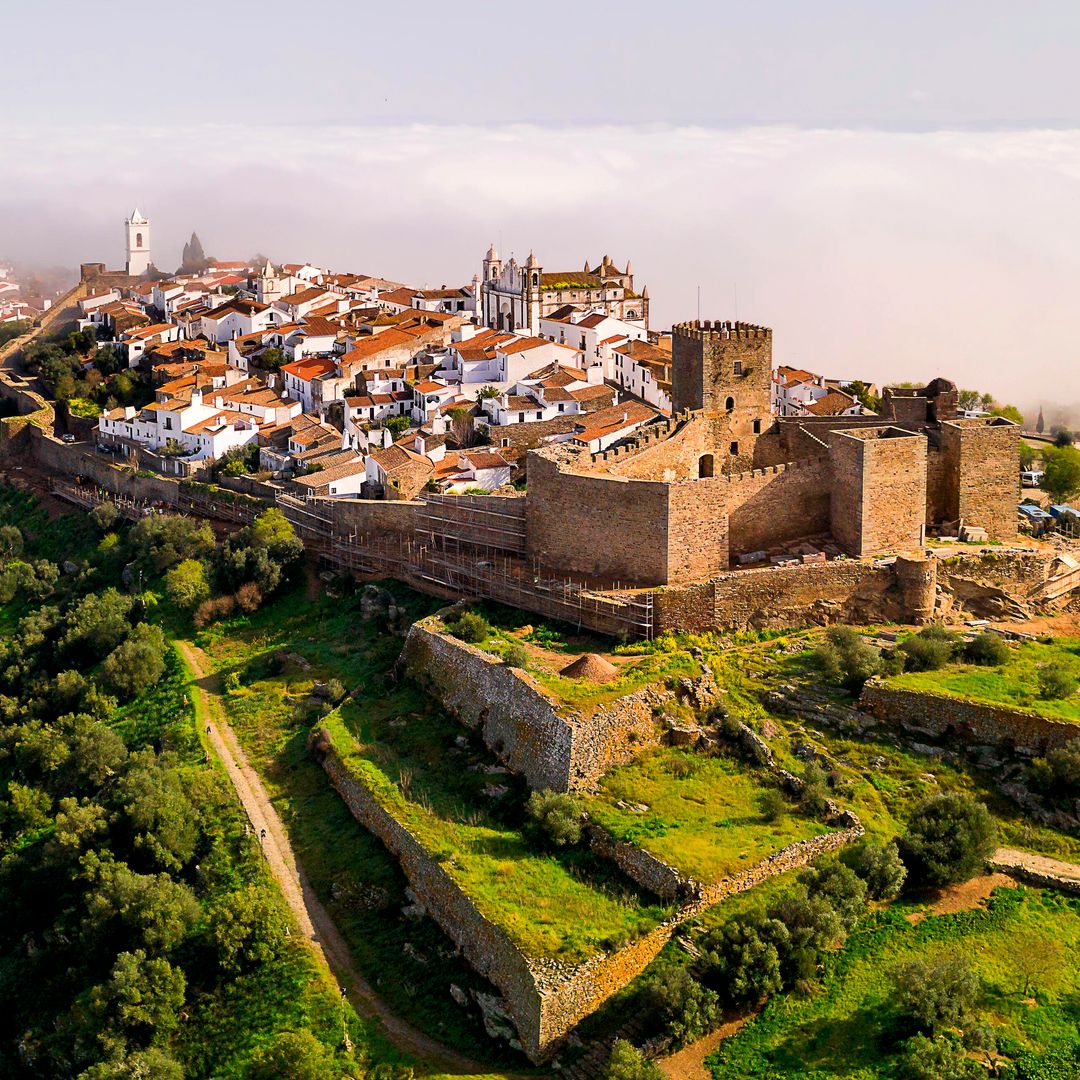 El precioso pueblo medieval que es una joya desconocida de Portugal: entre olivos, murallas y apenas 32 habitantes