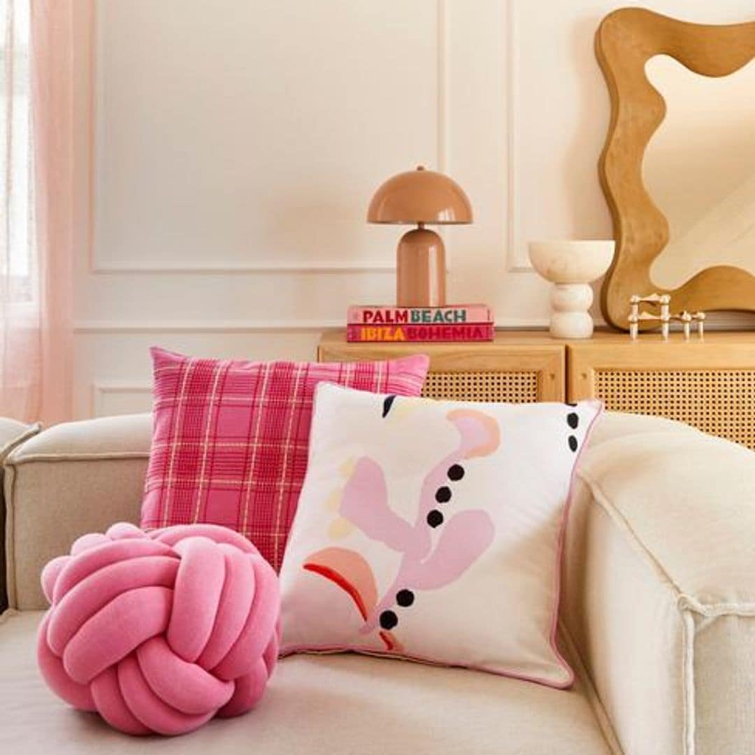 Sofá en 'beige' con cojines en rosa y decoración de primavera-verano 2025 Westwing